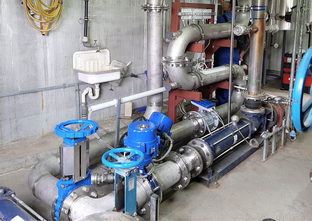 Klärwerk-Booster® im Pumpenraum: Rohrleitungen, Schieber und Armaturen